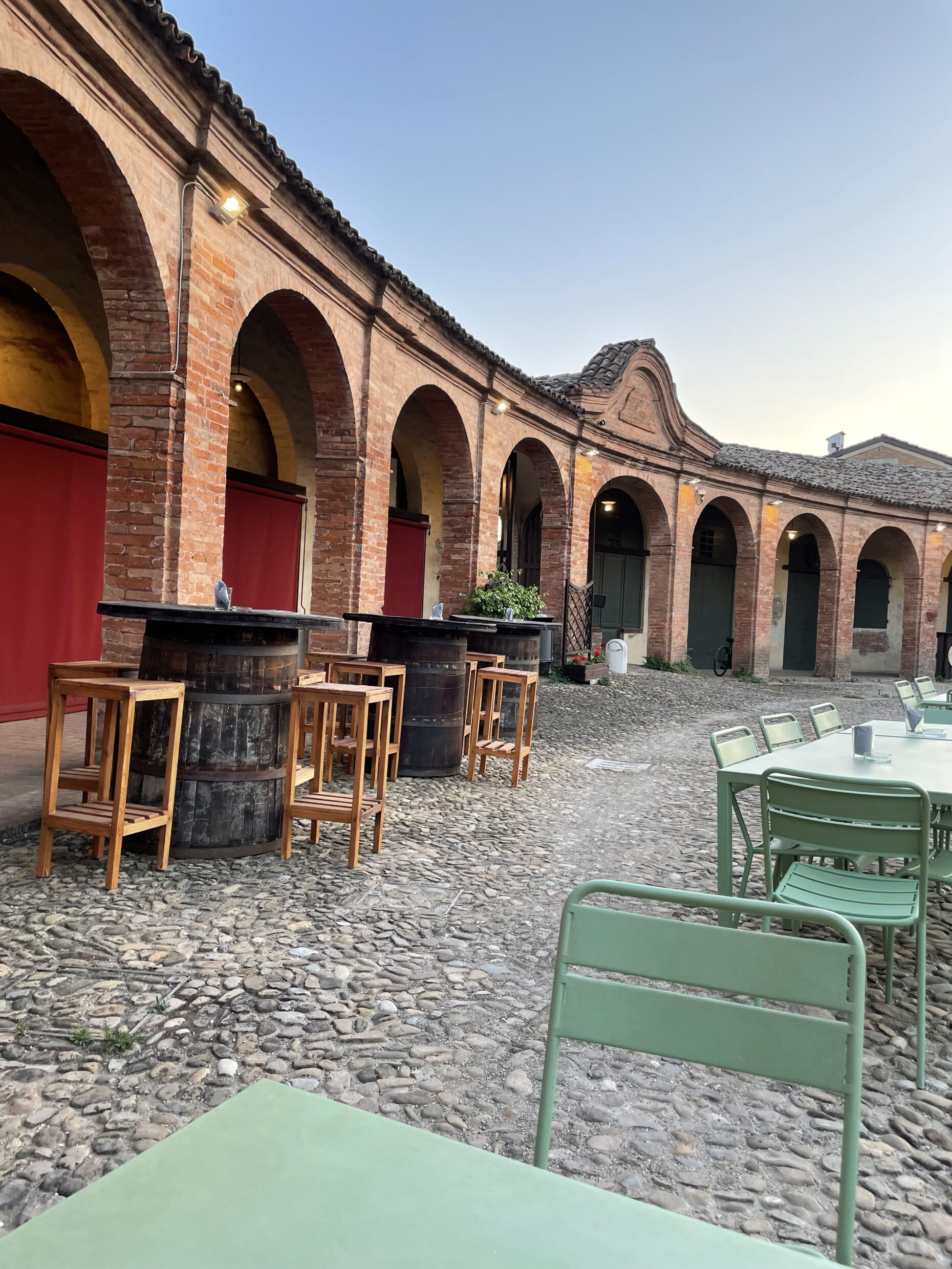 Ansicht des alten Marktplatzes, mit tischen und Stühlen, umschlossen mit den alten Marktständen.