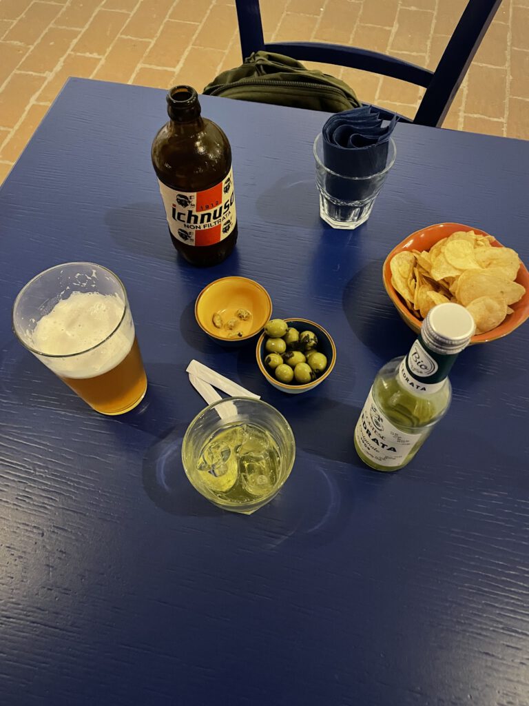 Snacks und Drinks stehen auf einem blauem Tisch.