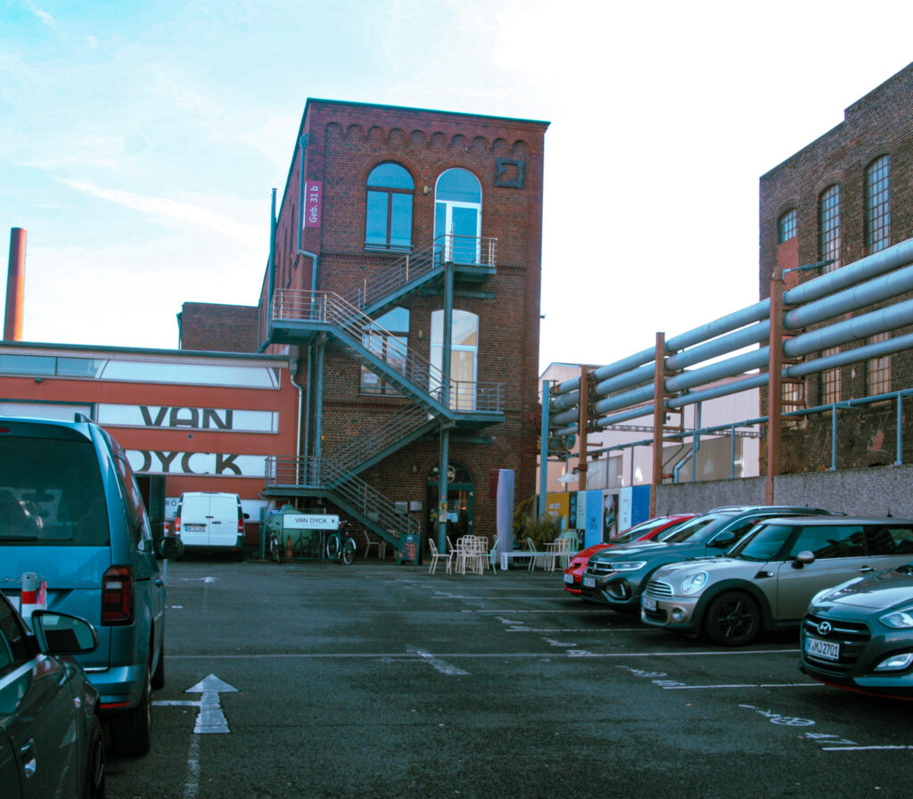 Das Gebäude der Kaffeerösterei van Dyck, im Industriegebiet mit Parkplatz in der Front.